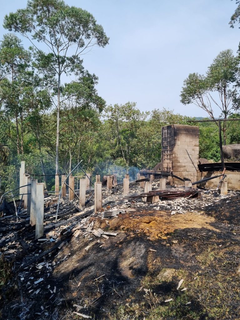 Casa fica totalmente destruída pelo fogo em Camboriú