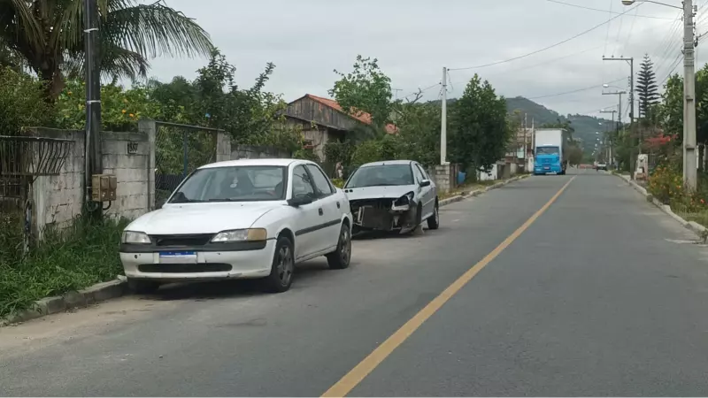 Veículos abandonados nas ruas são guinchados em Penha