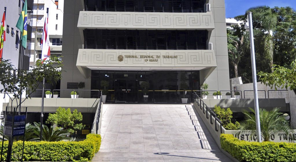 Juíza do trabalho obriga testemunha a responder: ‘O que a senhora deseja, Excelência?’;