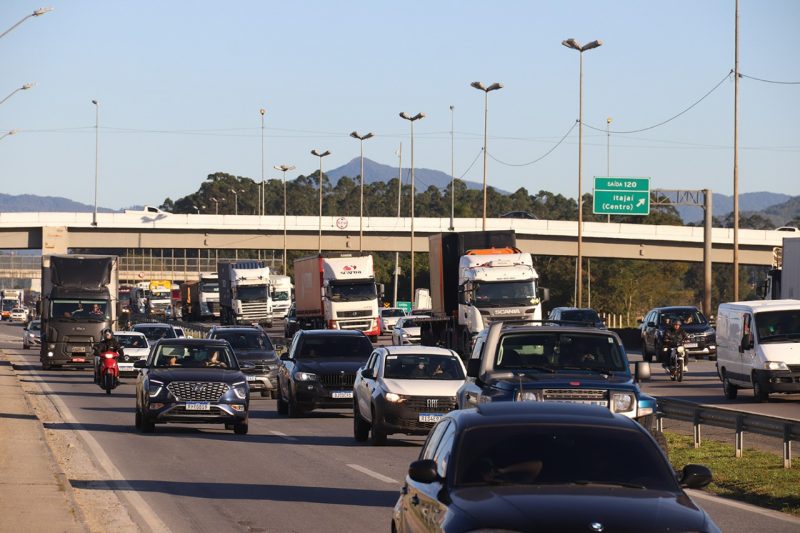 Mulher morre atropelada por caminhão ao sair do Ferry Boat em Itajaí