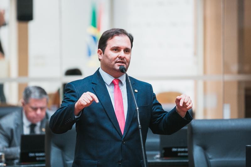 Deputado Sérgio denuncia compra de kits odontológicos milionários por Laguna e outras prefeituras em SC na Alesc