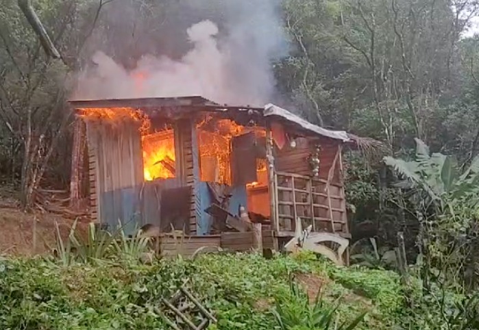 Polícia Federal retira construção irregular em terra indígena em Palhoça