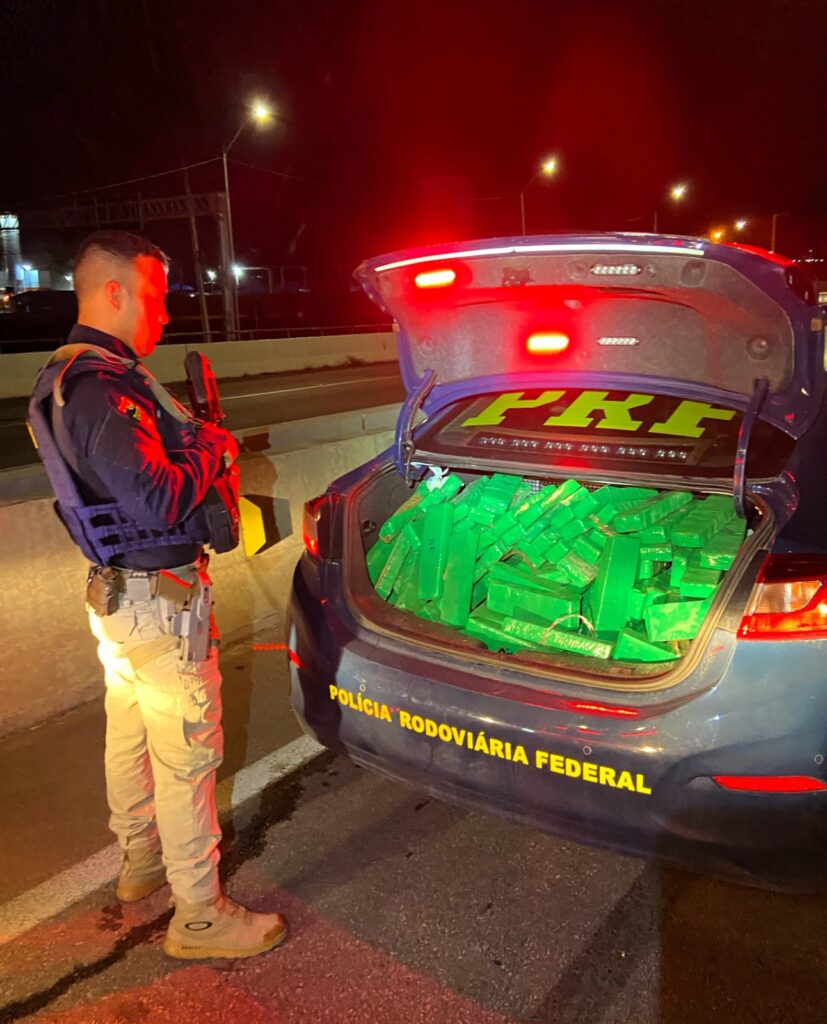 PRF localiza 92 quilos de maconha em carro acidentado na BR-101 em Tijucas