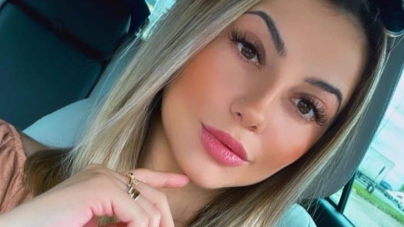 Investigação sobre a morte da mulher encontrada morta ao lado do companheiro também morto é feminicídio seguido de suicídio