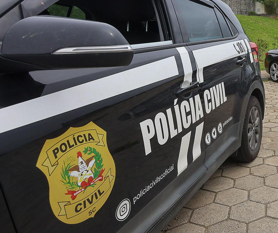 Corpo em pedaços é encontrado em fogueira na Grande Florianópolis