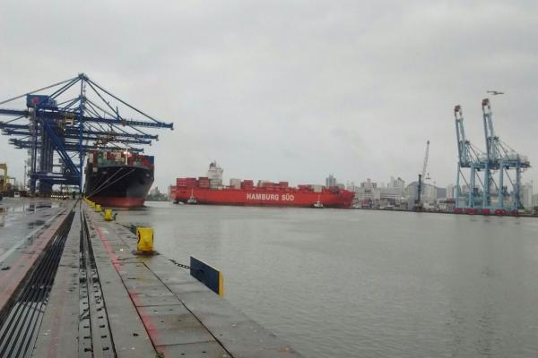 Após 1 ano e meio navio de contêineres volta a atracar no Porto de Itajaí
