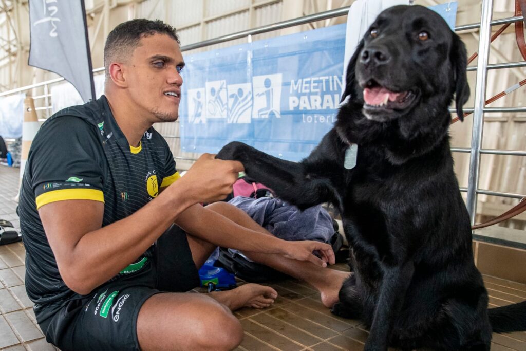 Wendell Belarmino dedica medalha ao cão-guia Ink, formado pelo IFC Camboriú