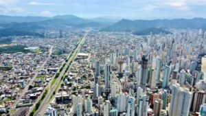 Balneário Camboriú celebra aniversário com bolo de 61 metros