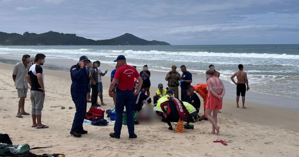 Menino de 10 anos continua desaparecido no mar de Bombinhas. Pai morreu ao tentar resgatá-lo