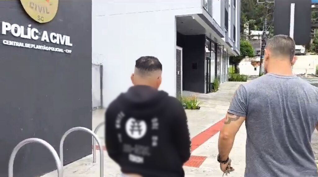 Treinador de jiu jitsu é preso por pedofilia durante evento em Balneário Camboriú