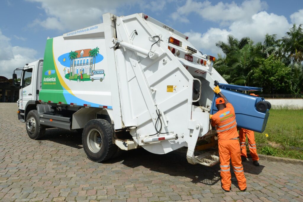 Vagas de coletor, tratorista, motorista e servente na limpeza pública em Balneário Camboriú
