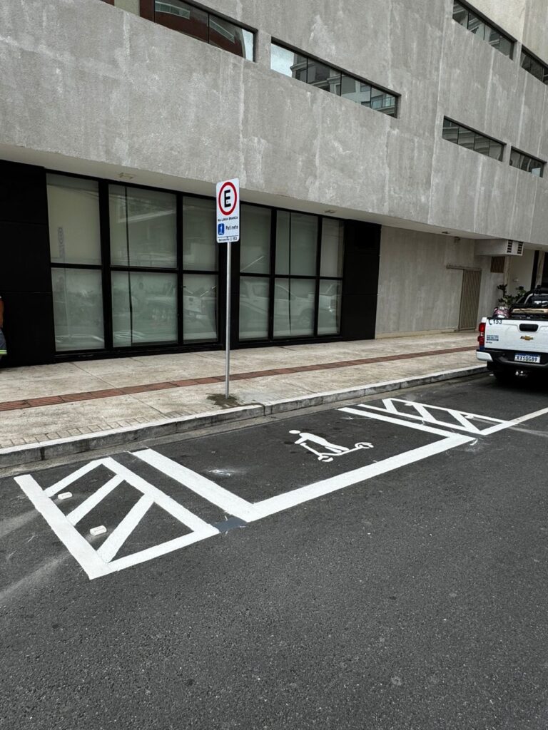 Áreas para estacionamento de patinetes começam a ser implantadas em Balneário Camboriú