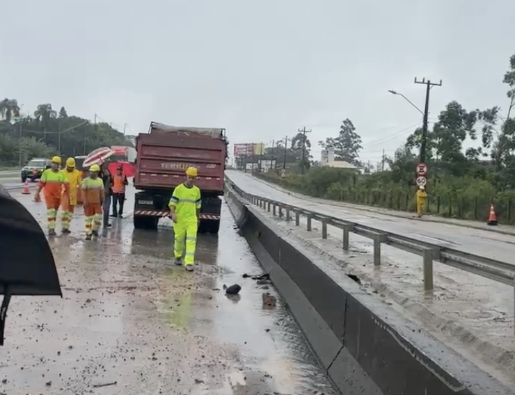Arteris Litoral libera uma faixa da BR101, sentido norte, como desvio para o tráfego no km181