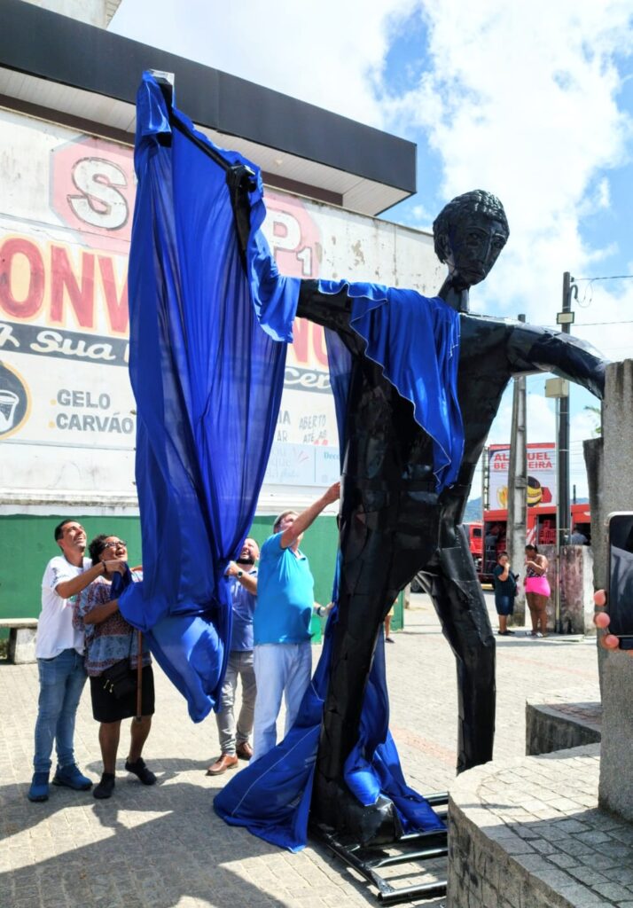 Escultura homenageia broqueiros em Camboriú