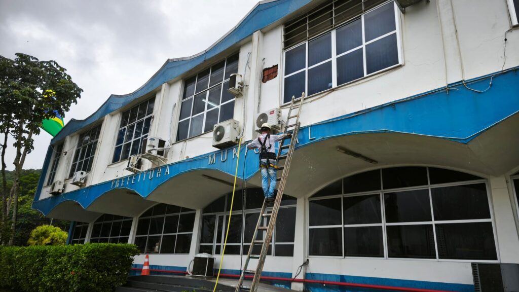 Reforma da Prefeitura de Balneário Camboriú avança com a limpeza da fachada e reparos em tubulações