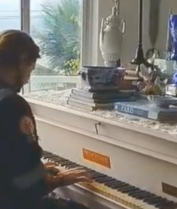 Socorrista do Samu acalma paciente tocando piano durante atendimento