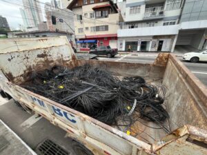 Uma tonelada de fios soltos e obsoletos foram retirados dos postes da cidade