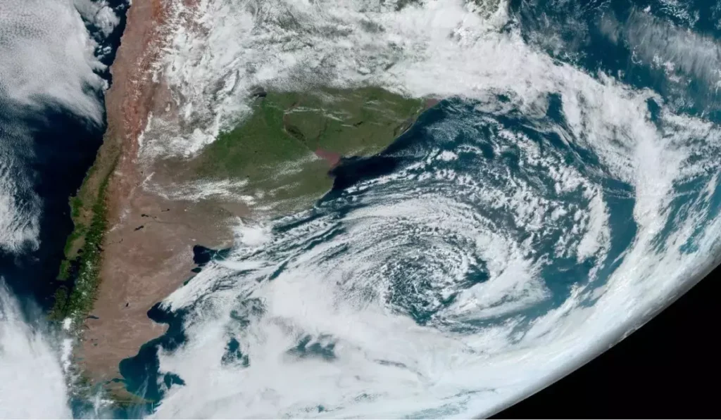 Ciclone provoca ventos de até 100 km/h e deixa Santa Catarina sob risco