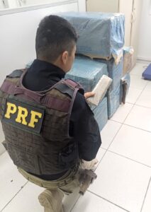 Homem tenta escapar de abordagem no Contorno da BR-101 mas é preso com 319 quilos de maconha