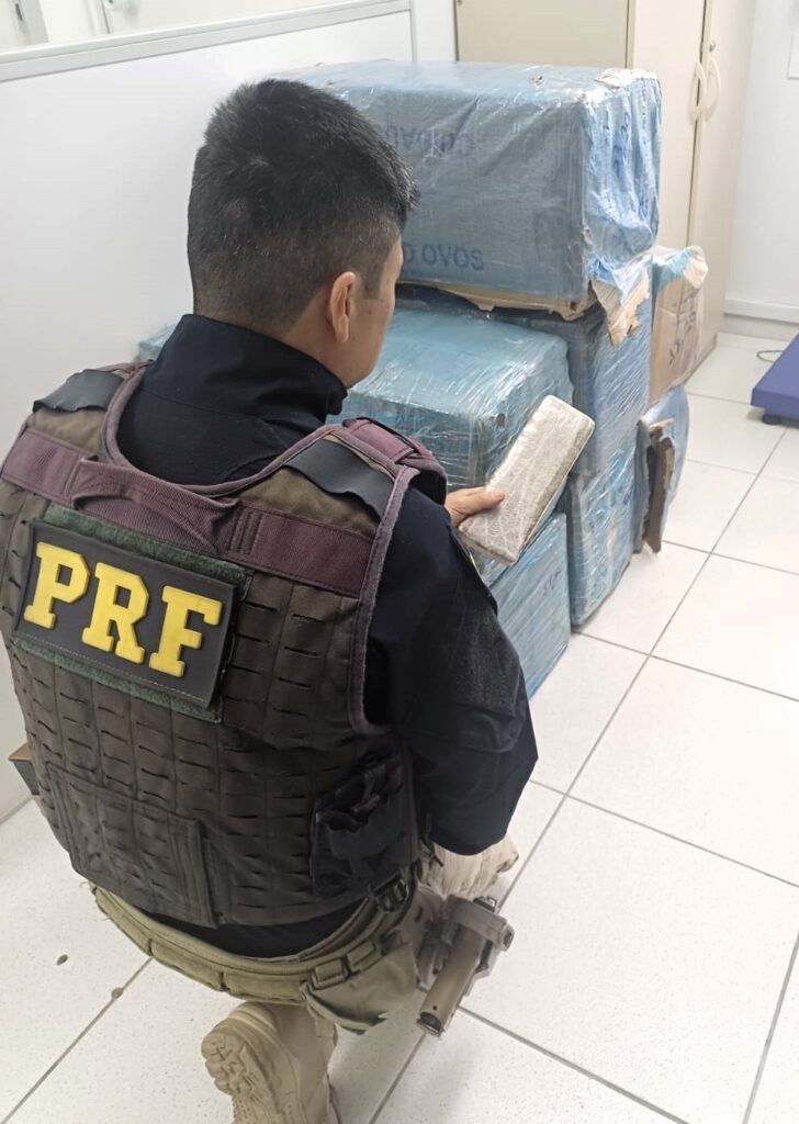 Homem tenta escapar de abordagem no Contorno da BR-101 mas é preso com 319 quilos de maconha