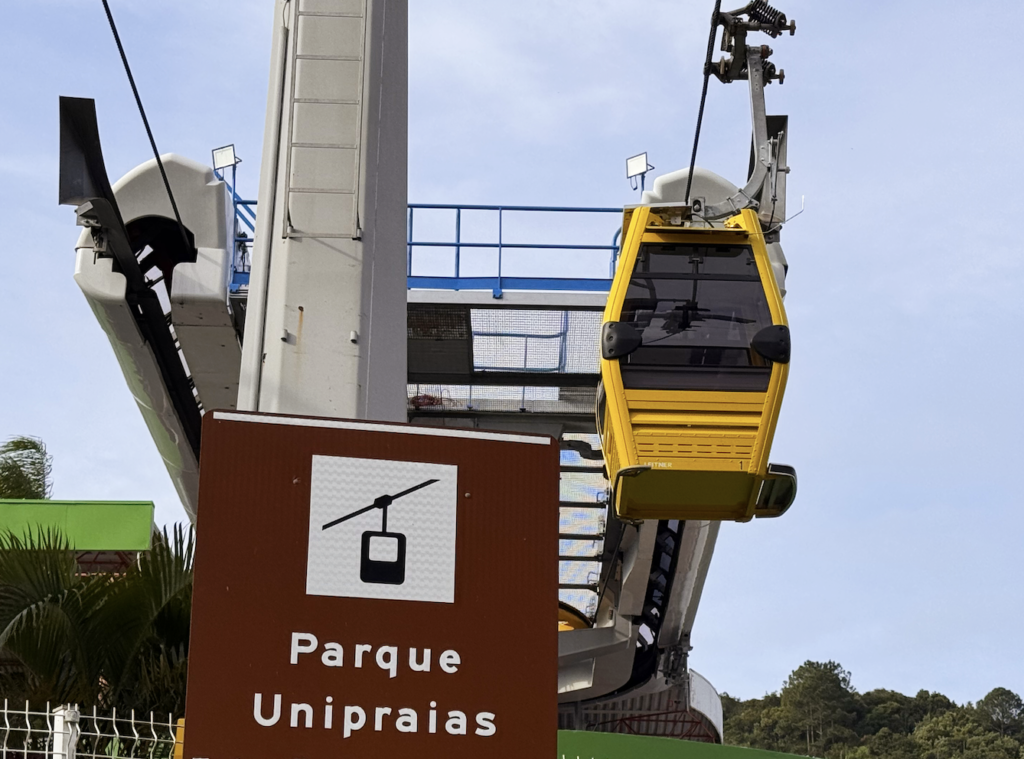 Parque Unipraias reabre com bondinhos aéreos modernizados