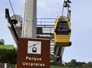 Parque Unipraias reabre com bondinhos aéreos modernizados