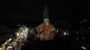 Projeção de luzes transforma fachada da igreja Matriz de Camboriú
