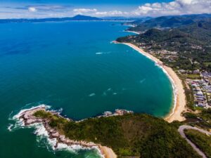 Praia do Estaleiro eleita melhora praia de vila das Américas
