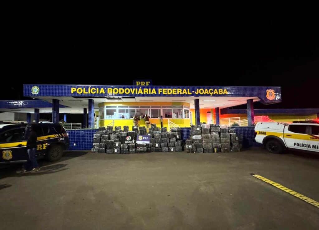 Mais de 9.400 quilos de droga foram apreendidos em dois caminhões abordados na região meio-oeste do estado