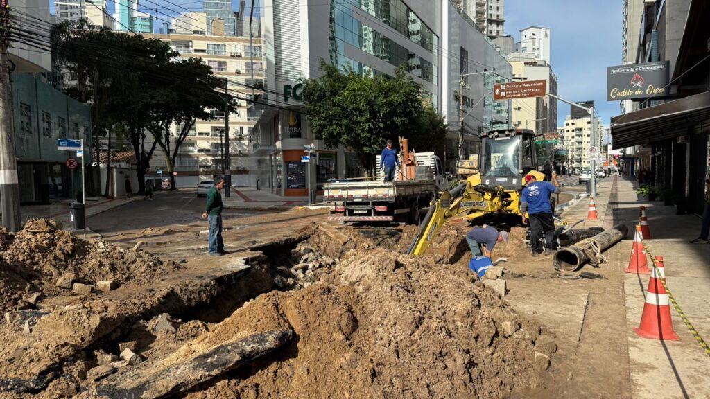 Reparo na adutora da Av. Brasil que rompeu na madrugada é concluído