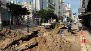 Reparo na adutora da Av. Brasil que rompeu na madrugada é concluído