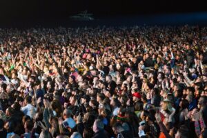 Mais de 100 mil pessoas prestigiam o show do ota Quest na Praia Central em BC