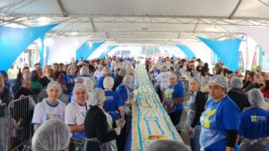 Tradicional corte do bolo celebra os 61 anos de Balneário Camboriú