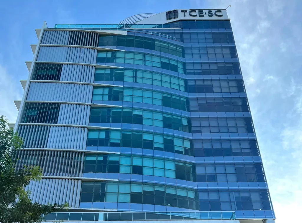 Mais de 1200 estudantes milionários receberam o Universidade Gratuita segundo relatório do TCE