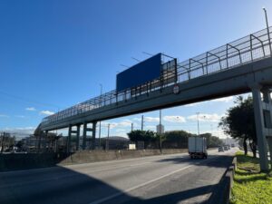 Empresa de publicidade que bloqueia visibilidade em passarela da BR-101 é notificada pela Prefeitura de BC