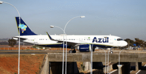 Avião da Azul desvia rota e faz pouso de emergência em Brasília após suspeita de bomba