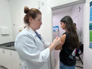 Aplicação da segunda dose da vacina contra a dengue começa nesta segunda em Balneário Camboriú