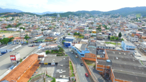 Expansão da rede de esgoto transforma praias e o mercado imobiliário em Santa Catarina 