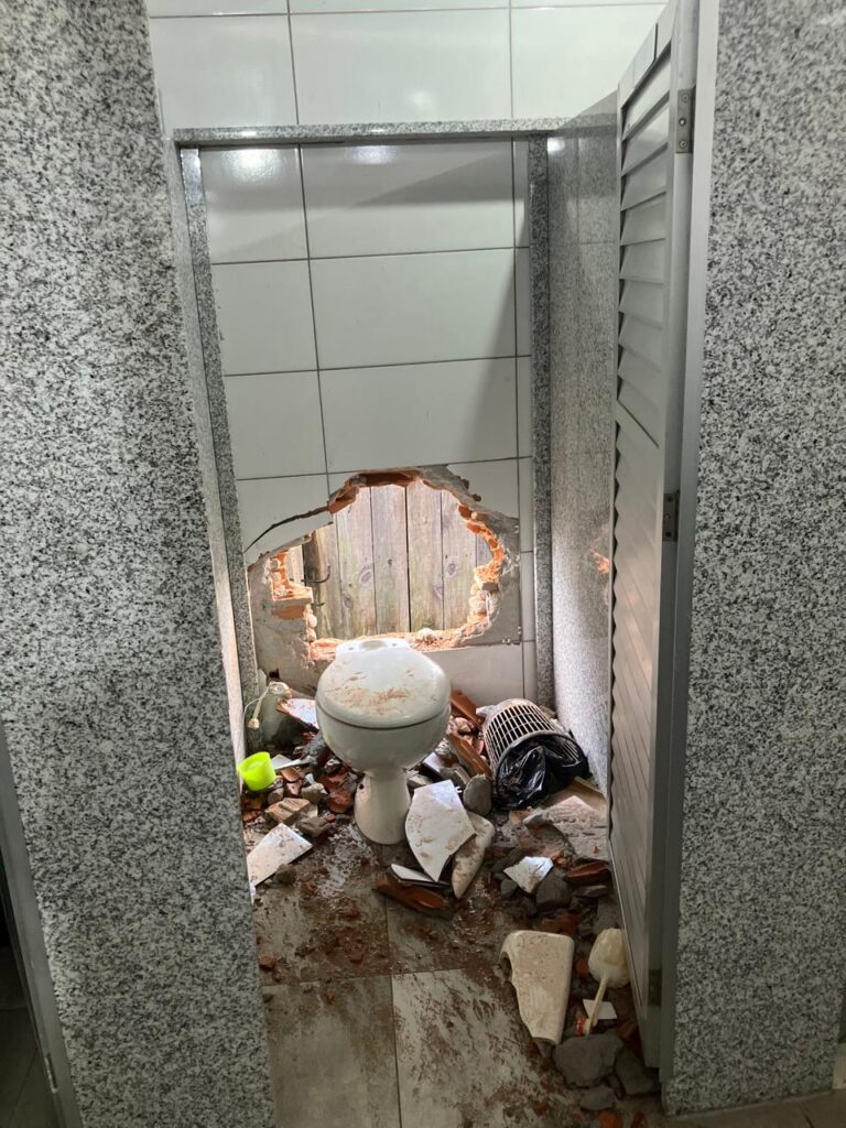 Bandidos quebram parede de uma loja no centro de Camboriú e furtam vários produtos