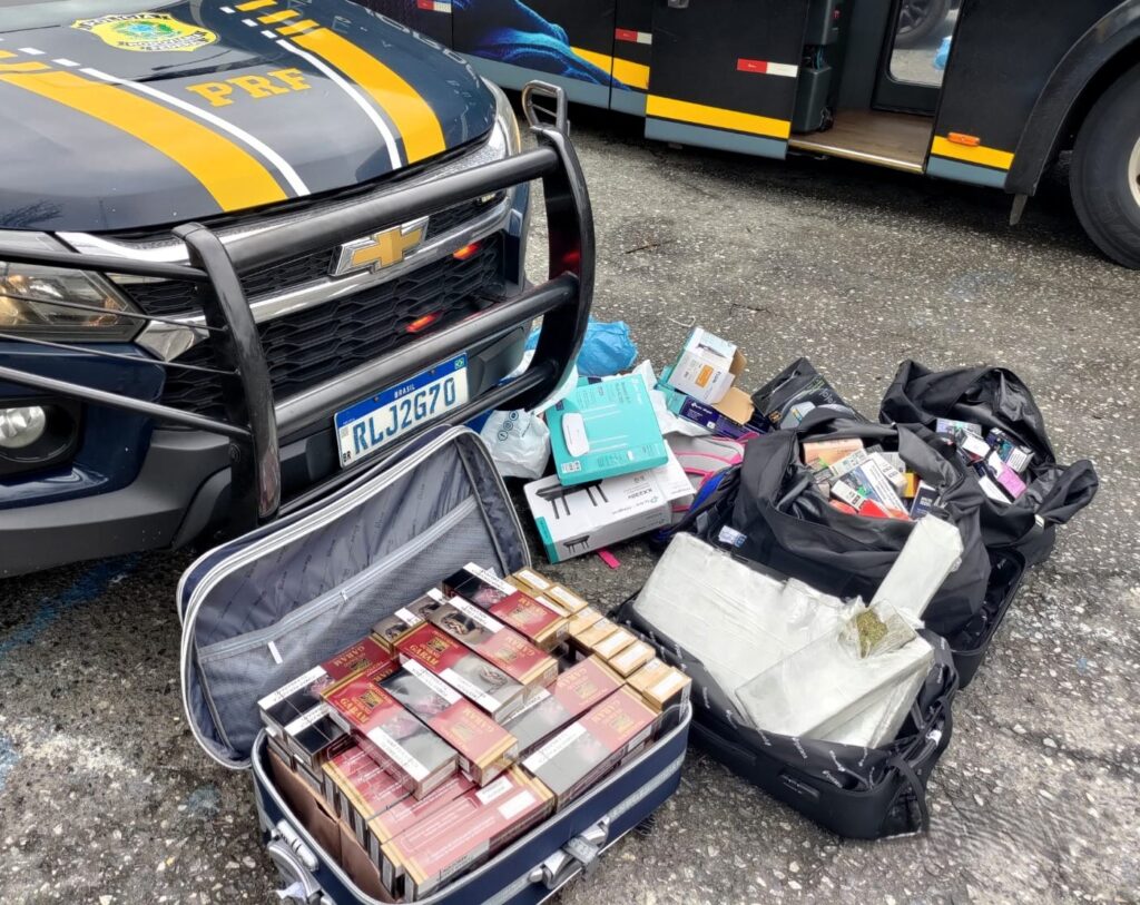 Três passageiros foram presos com quase 26 quilos de maconha, mais de 1.500 maços de cigarros e 290 cigarros eletrônicos.