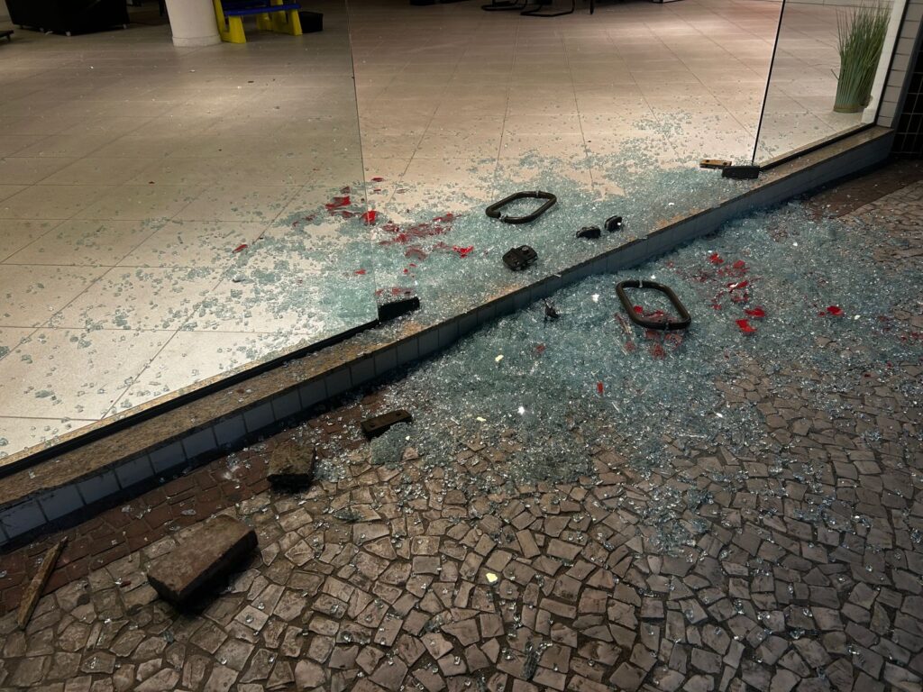 Bandidos arrombam concessionária de moto no centro de Camboriú
