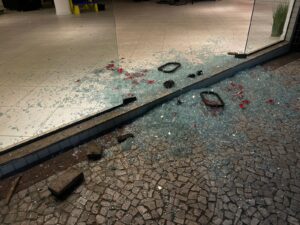 Bandidos arrombam concessionária de moto no centro de Camboriú