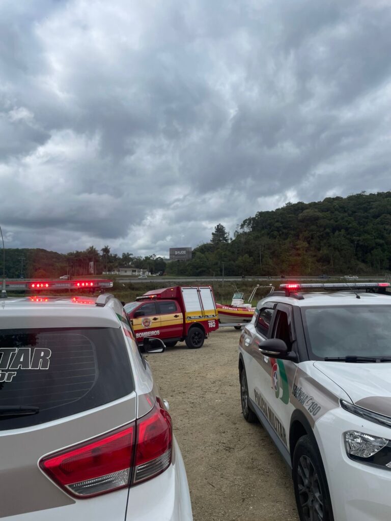 Cadáver é encontrado no rio Itajaí Mirim neste domingo