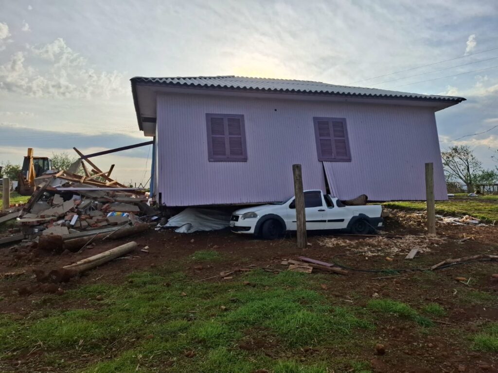 Tornado, granizo e vendaval destroem mais de 160 casas em SC