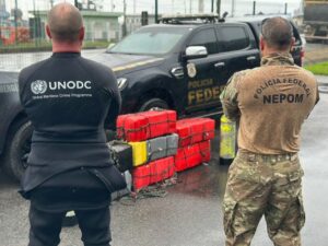 PF E PMSC apreendem cerca de 270kg de cocaína escondidos em casco de navio no porto de Imbituba