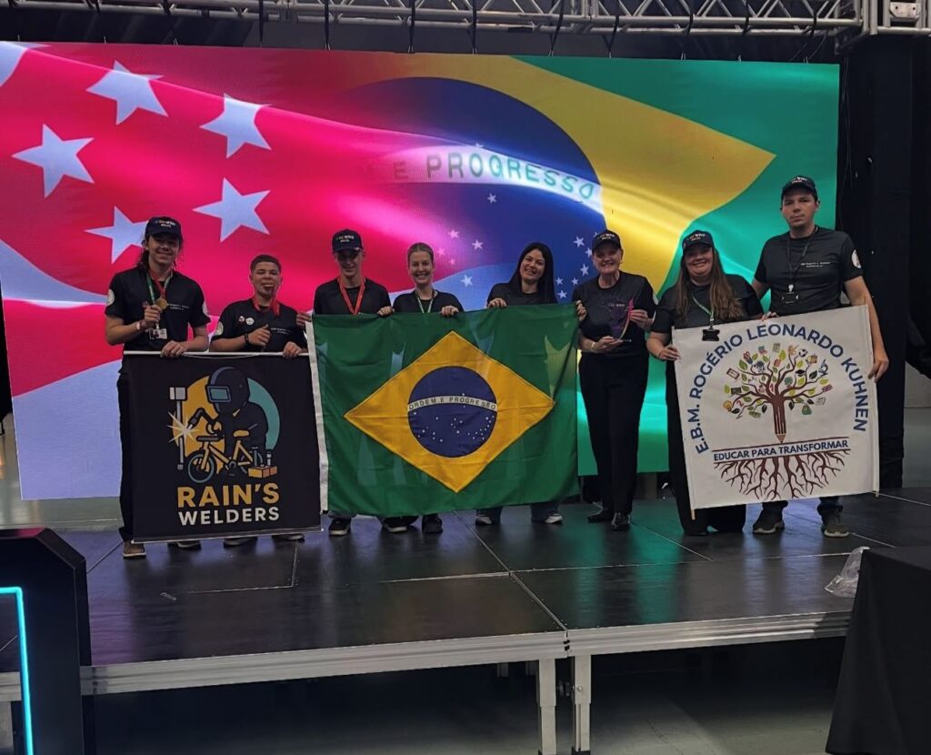Alunos da escola municipal de Camboriú conquistam 1ºlugar em competição de robótica e garantem vaga para mundial na Tailândia