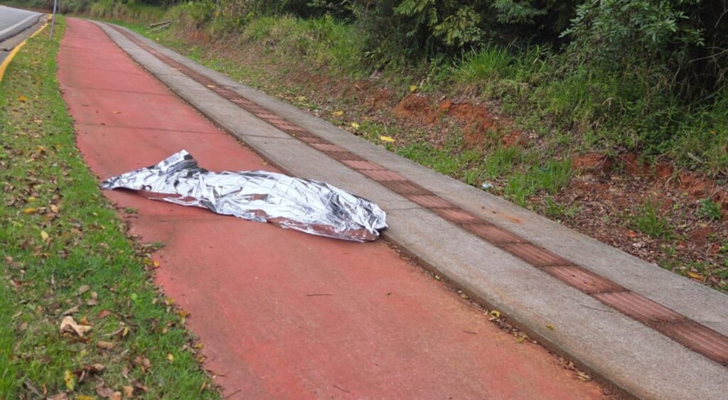 Mulher é encontrada morta em via pública de camboriú; polícia investiga caso como homicídio