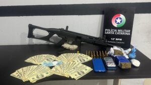 Armas, drogas e 24 mil dólares apreendidos em Camboriú