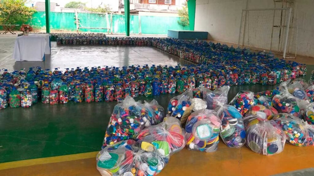 Escola de Camboriú arrecada 2 toneladas de tampinhas para reciclagem