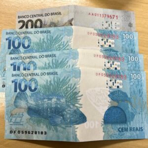 Reais falsos são entregues via correios e homem é preso em flagrante